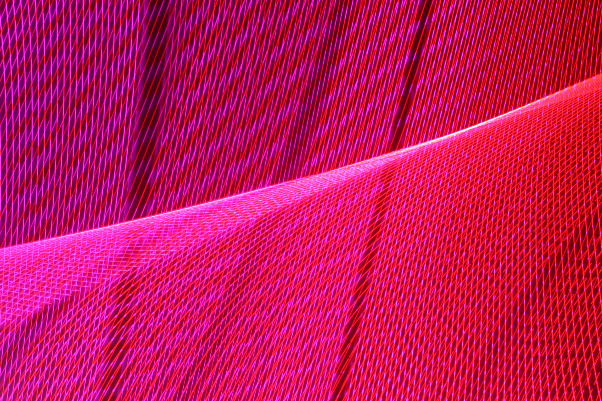 Nahaufnahme neonfarbener Stickfäden auf technischem Stoff